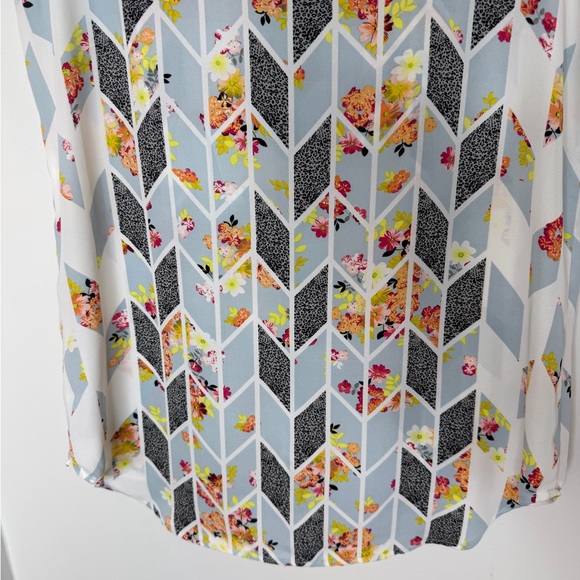 CAbi Multicolor Geometric Floral Sleeveless Lightweight Blouse Size Medium - Picture 9 of 14